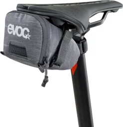 Evoc - Sacoche De Selle "Tour" 0,7L 6 Evoc - Sacoche De Selle "Tour" 0,7L -Vélo Accessoires Magasin evoc sacoche de selle tour 700 ml montee 3840x2160